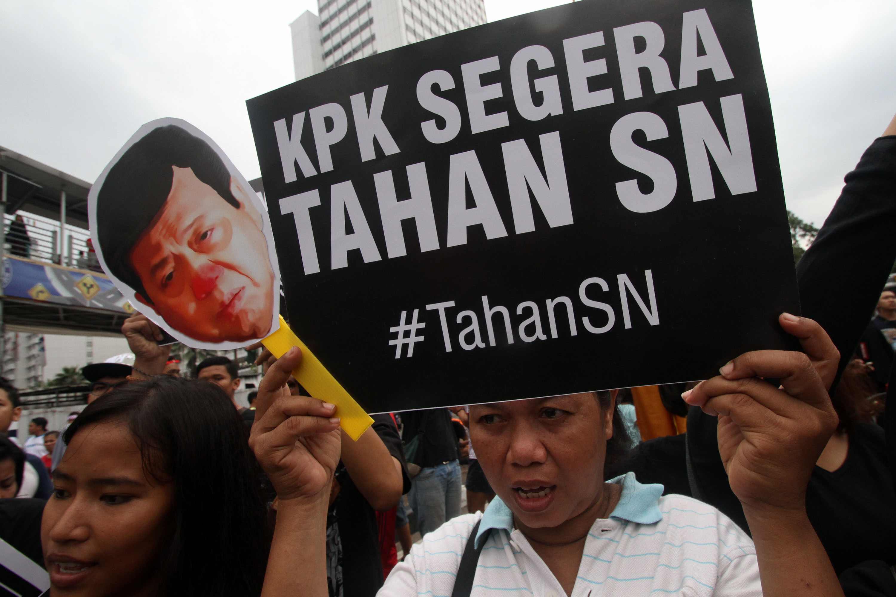 aksi-menggugat-batalnya-status-tersangka-setya-novanto_20171001_131050.jpg
