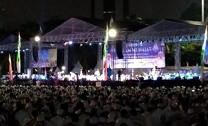 aksi-munajat-212-di-silang-monas-jakarta-pusat.jpg