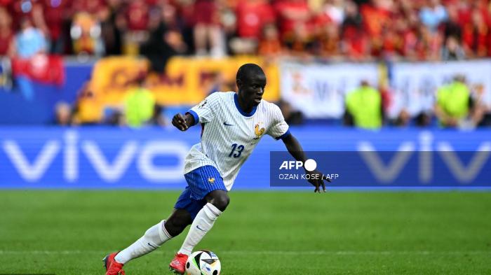aksi-ngolo-kante-prancis-saat-menggiring-bola-di-euro-2024.jpg