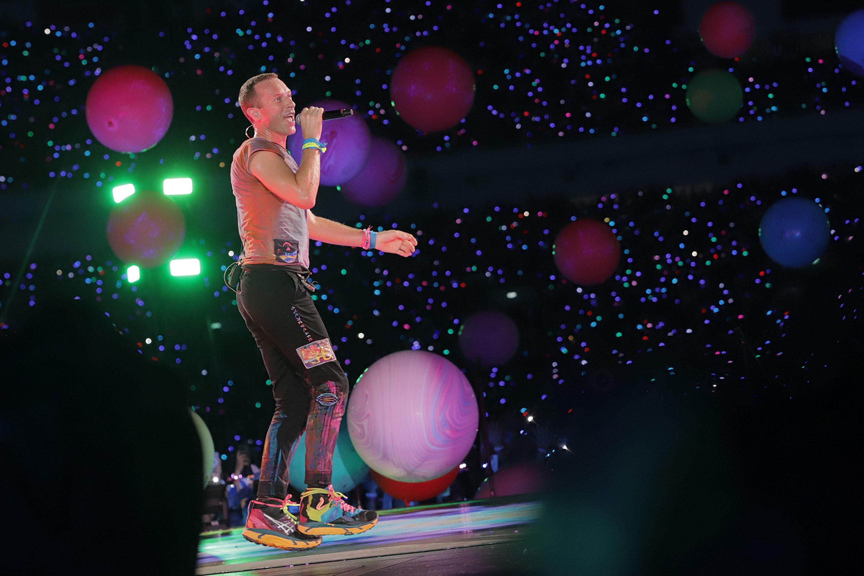 aksi-panggung-coldplay-di-jakarta_20231115_224034.jpg