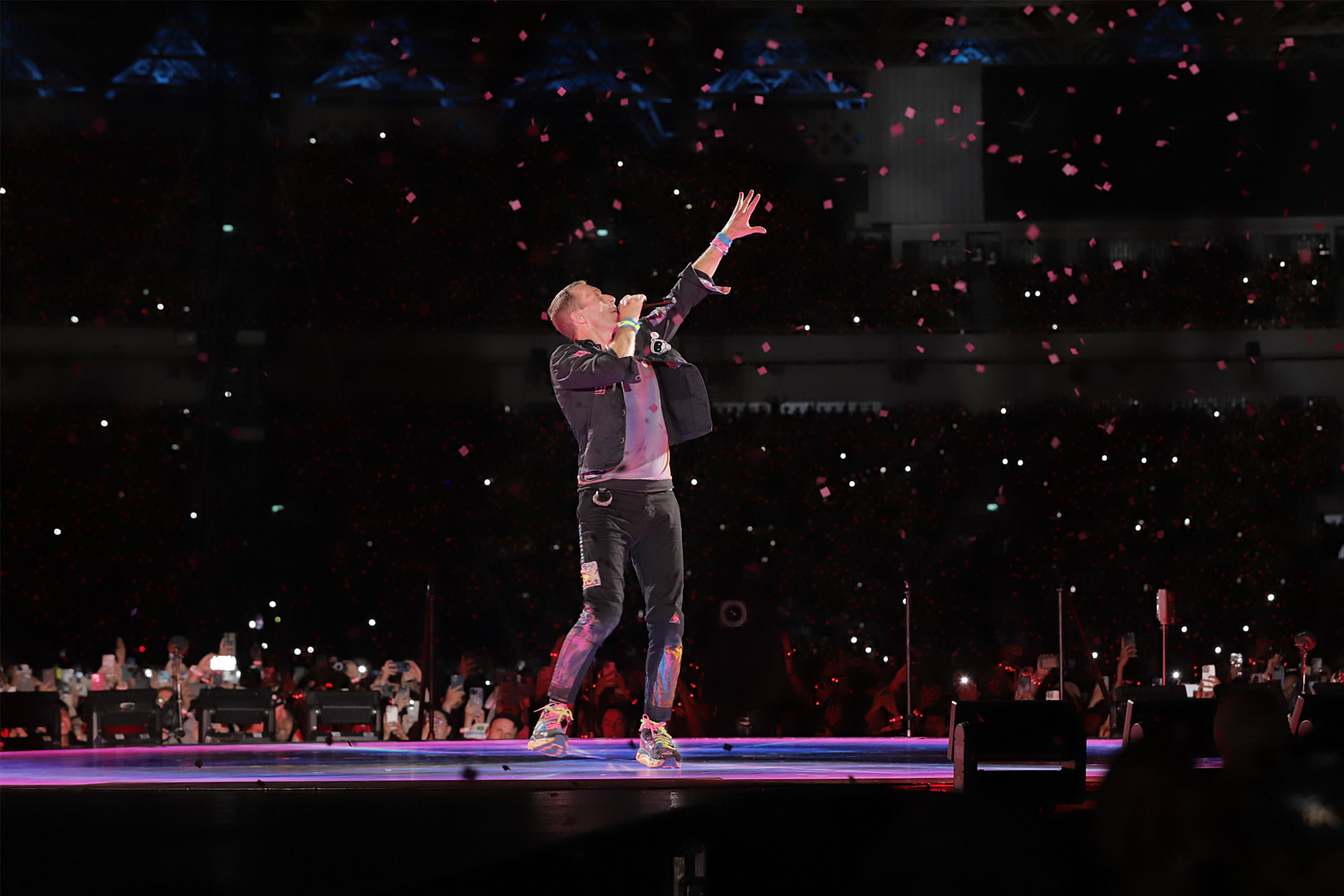 aksi-panggung-coldplay-di-jakarta_20231115_224905.jpg