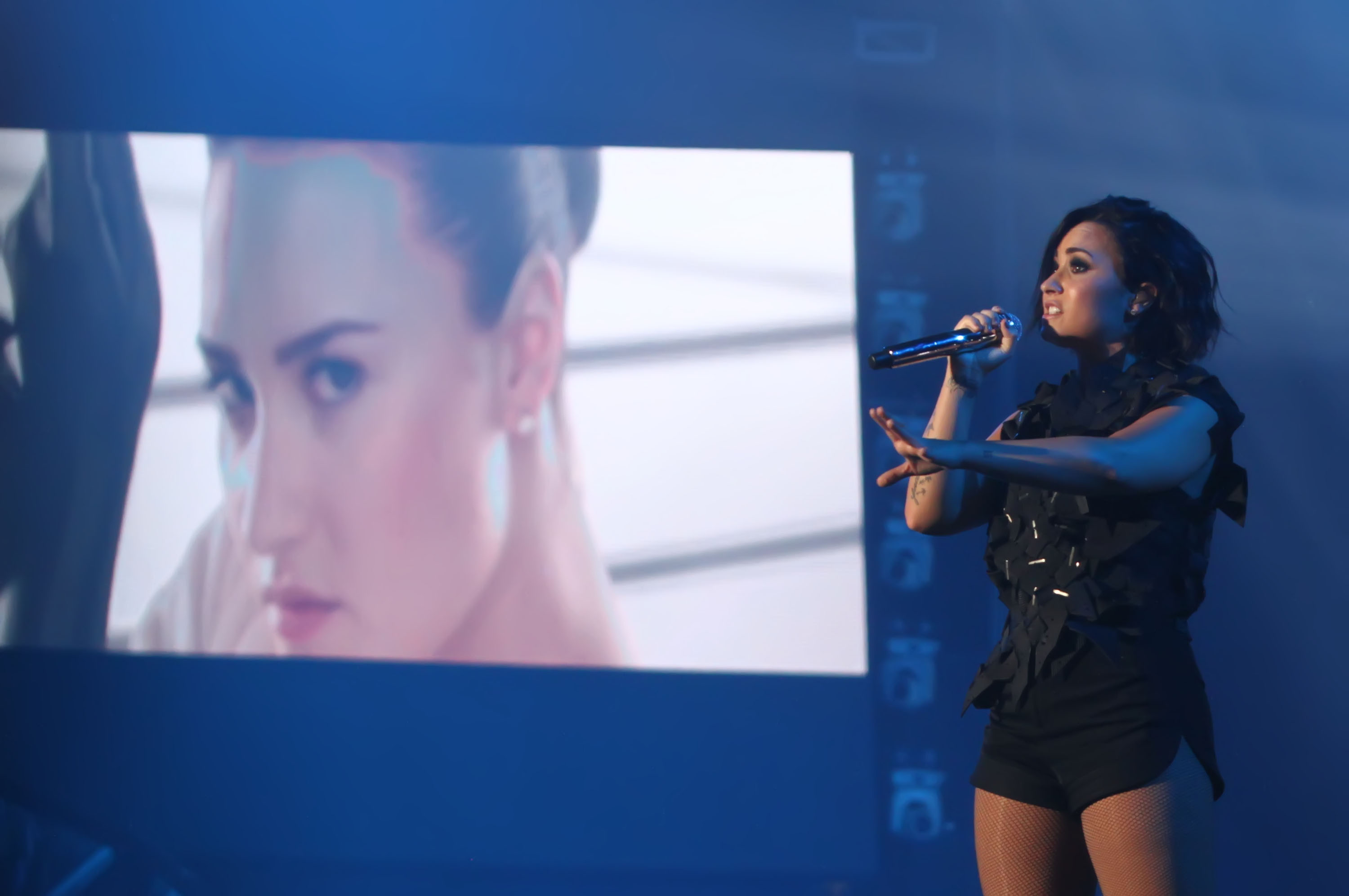 aksi-panggung-demi-lovato-di-hut-net-tv_20150526_110200.jpg