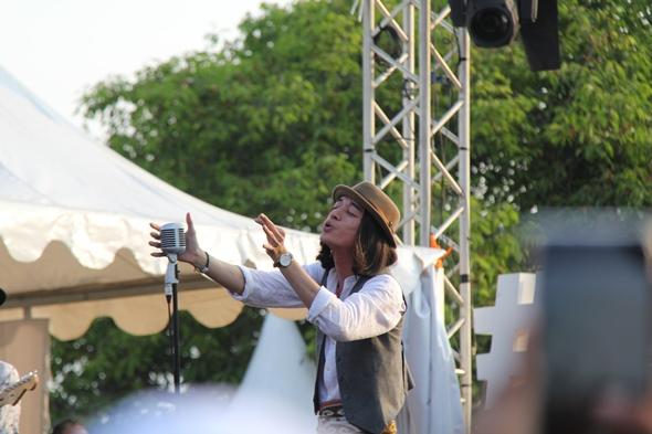 aksi-panggung-fauzan-lubis-vokalis-sisitipsi-di-prambanan-festival-jazz-2019.jpg
