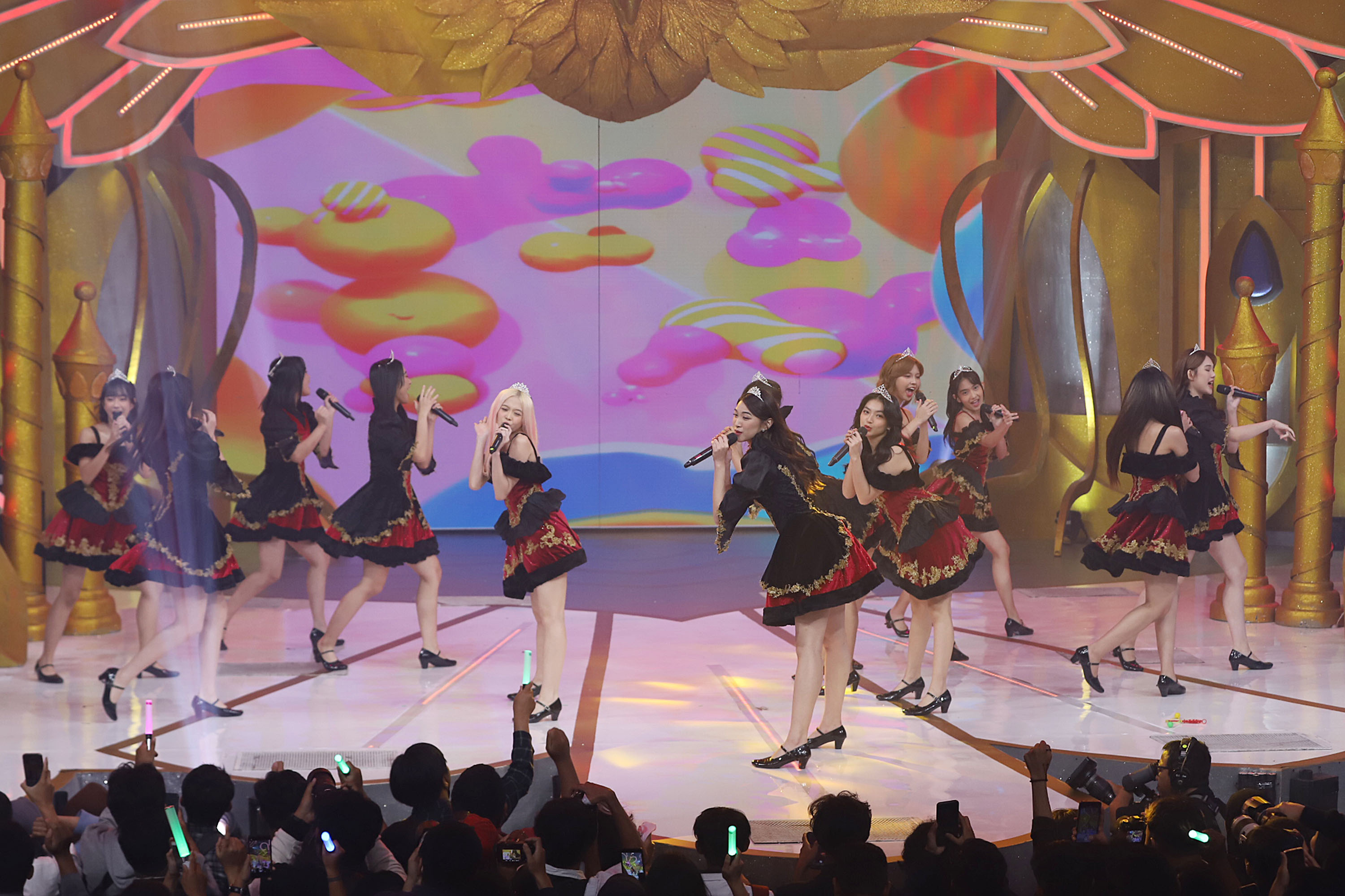 aksi-panggung-jkt-48-di-hut-antv_20230311_231035.jpg