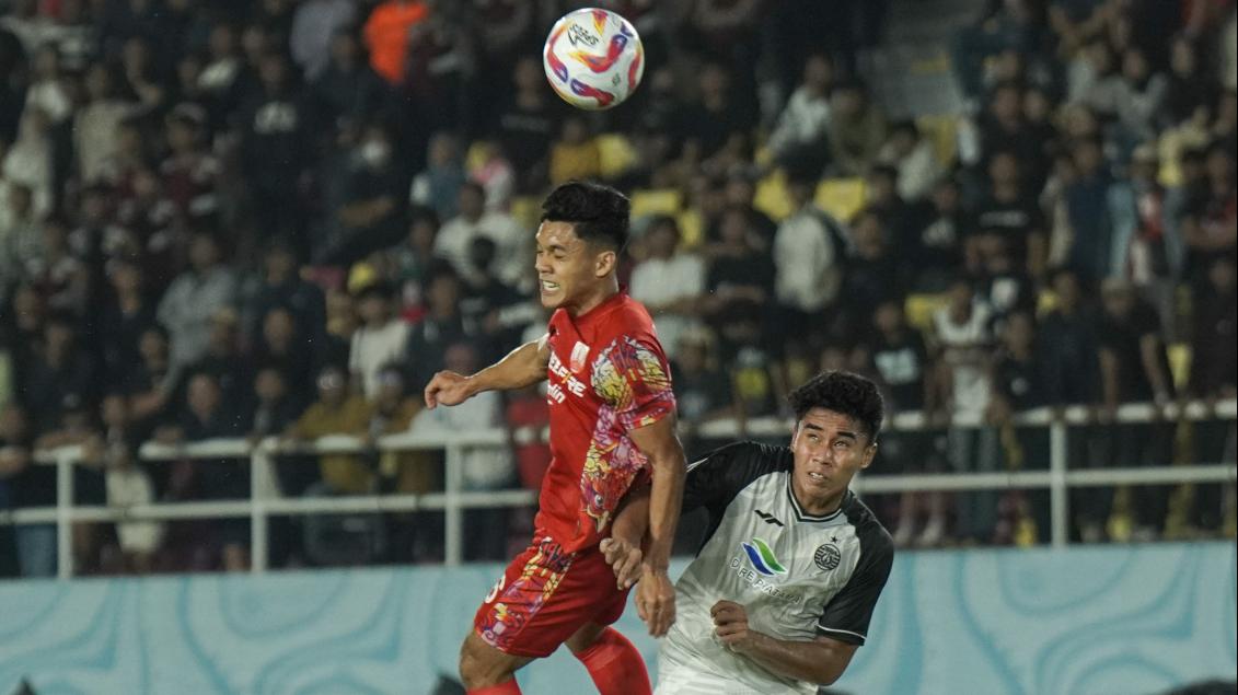 aksi-pemain-persis-solo-althaf-indie-melawan-bek-persija-muhammad-ferarri.jpg