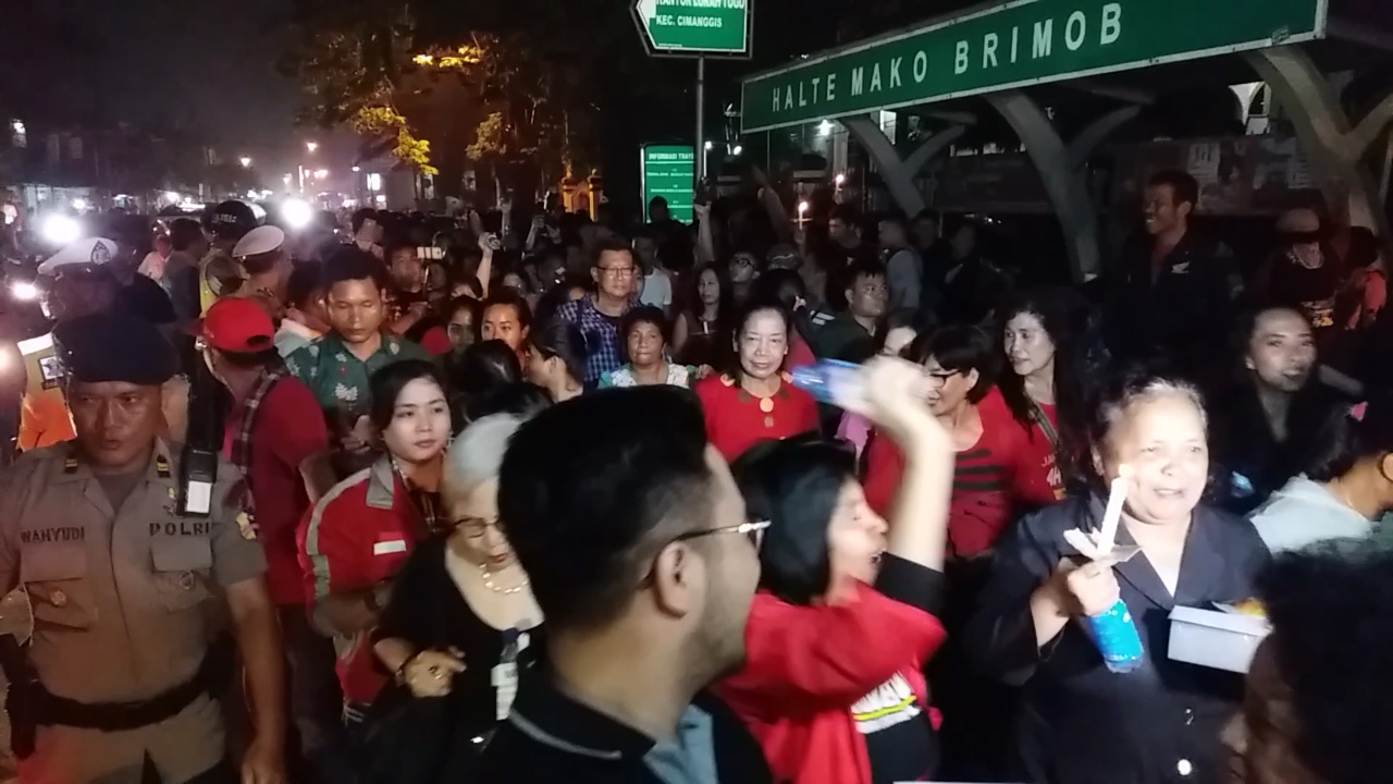 aksi-pendukung-basuki-tjahaja-purnama-atau-ahok-harus-kembali-dibubarka_20170511_204813.jpg