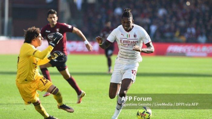 aksi-penyerang-ac-milan-rafael-leao-melewati-kiper-salernitana.jpg