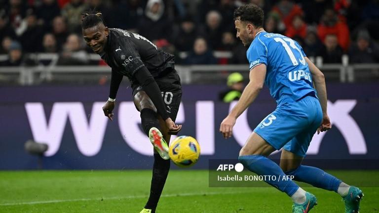 aksi-rafael-leao-di-laga-ac-milan-vs-napoli-pada-pekan-24-liga-italia.jpg