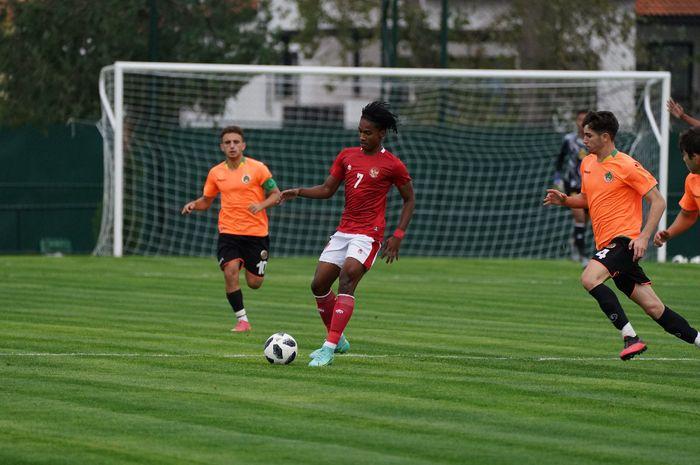 aksi-ronaldo-kwateh-dalam-laga-uji-coba-timnas-indonesia.jpg