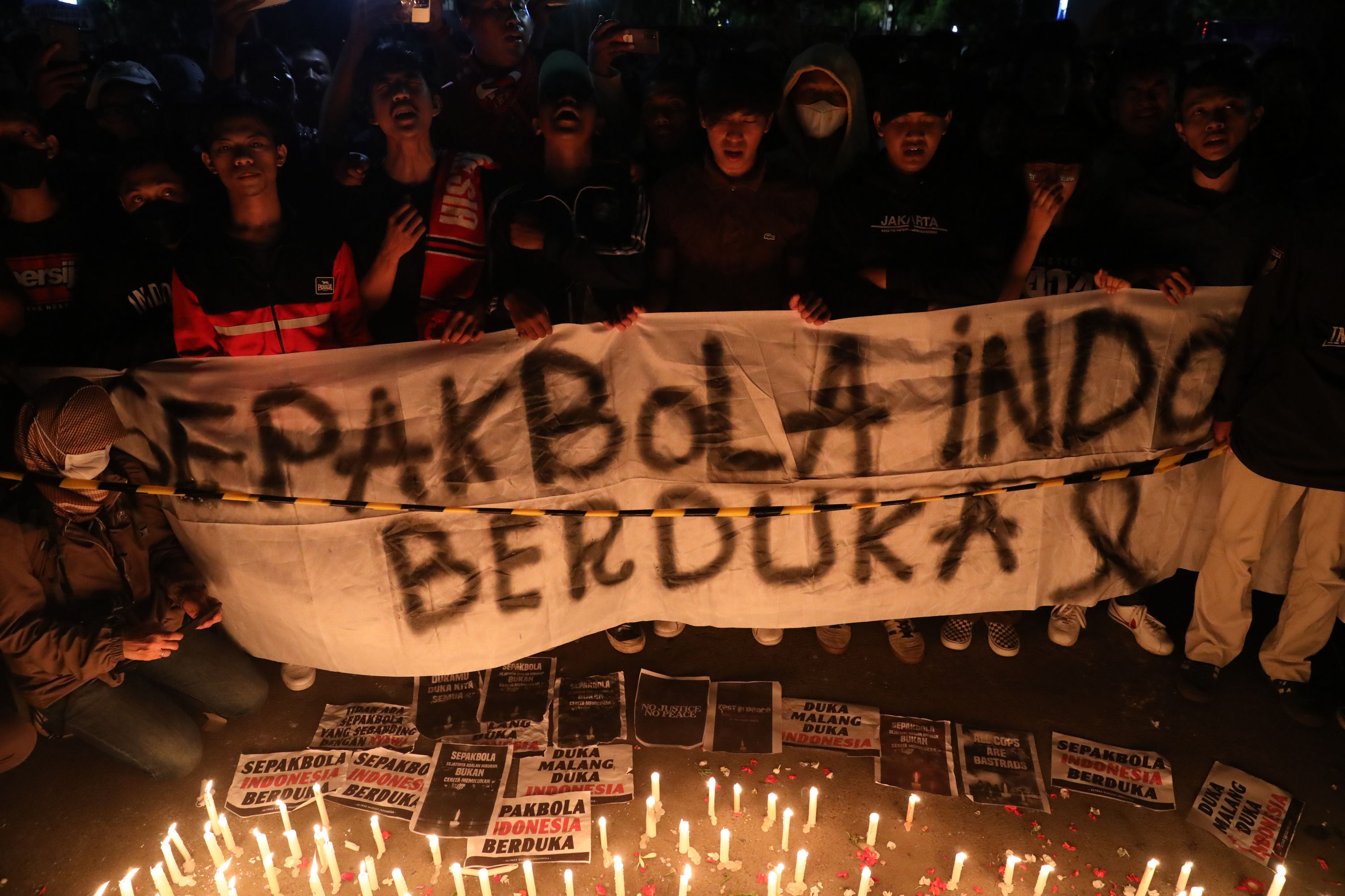 aksi-solidaritas-tragedi-kanjuruhan-malang_20221002_210053.jpg