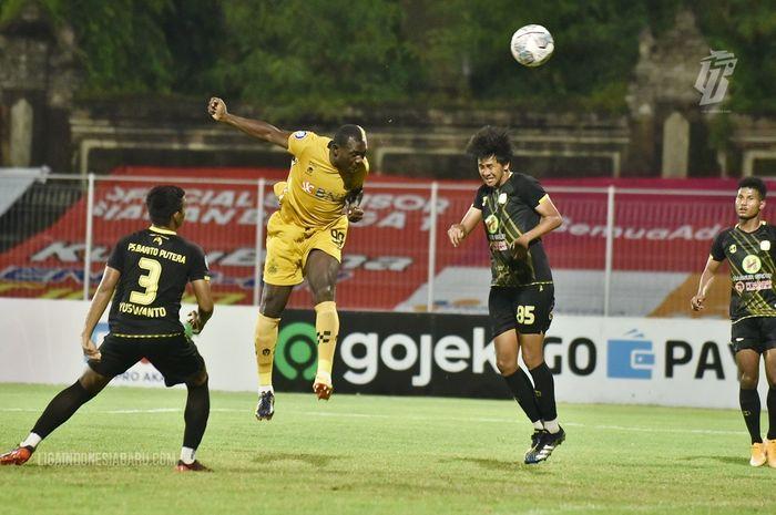 aksi-striker-bhayangkara-fc-herman-dzumafo-epandi.jpg
