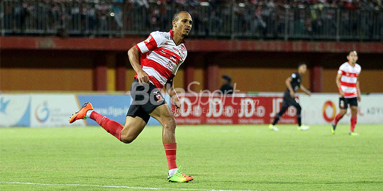 aksi-striker-madura-united-peter-odemwingie_20180710_233054.jpg