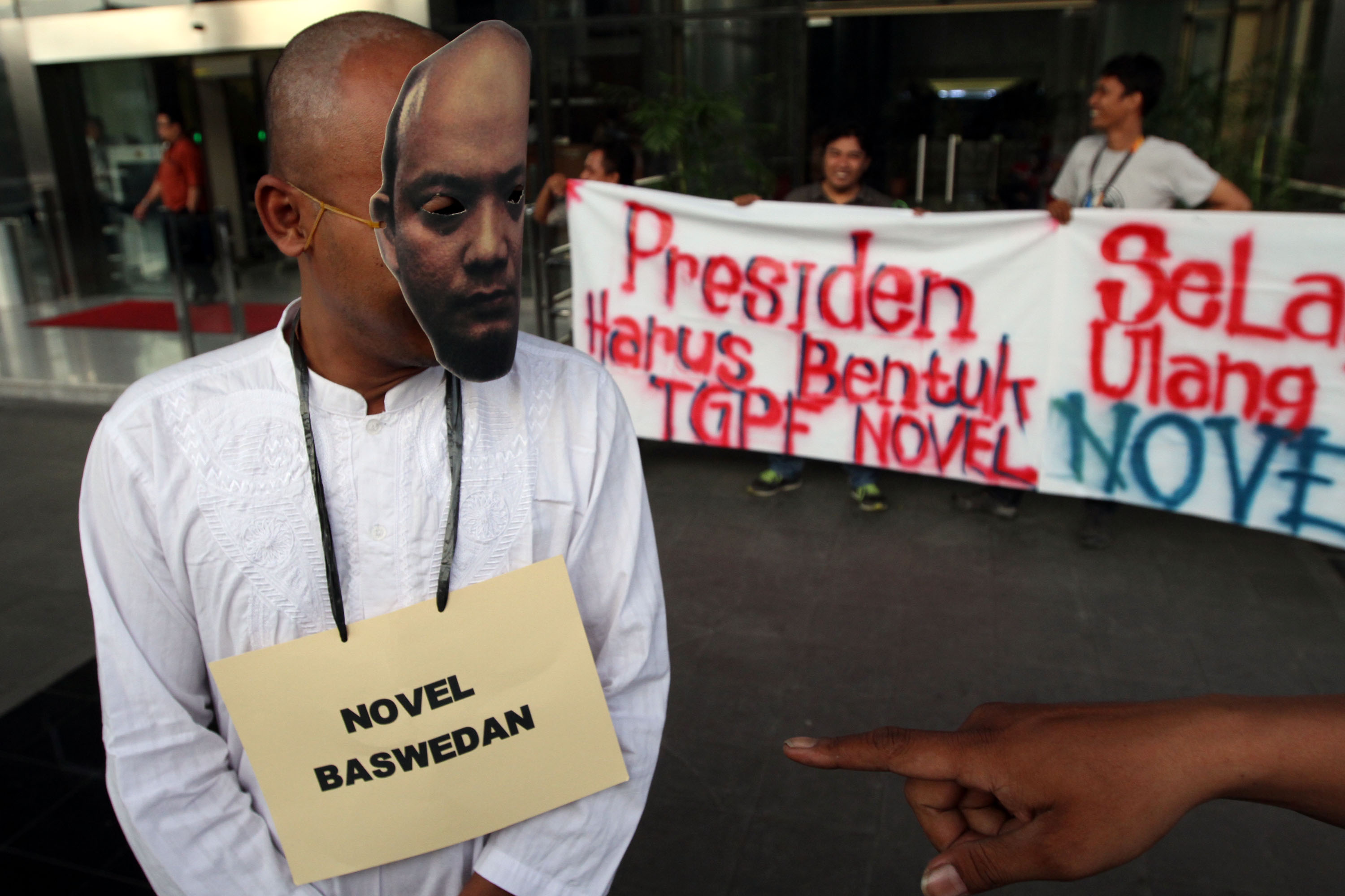 aksi-teatrikal-kasus-novel-baswedan-di-kpk_20170620_193411.jpg
