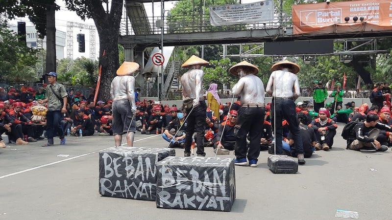 aksi-teatrikal-massa-demo-buruh-monas-nih3.jpg