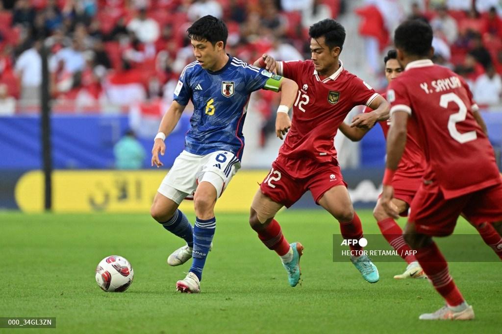 aksi-timnas-indonesia-pratama-arhan-vs-jepang-wataru-endo-di-piala-asia-2023-qatar.jpg