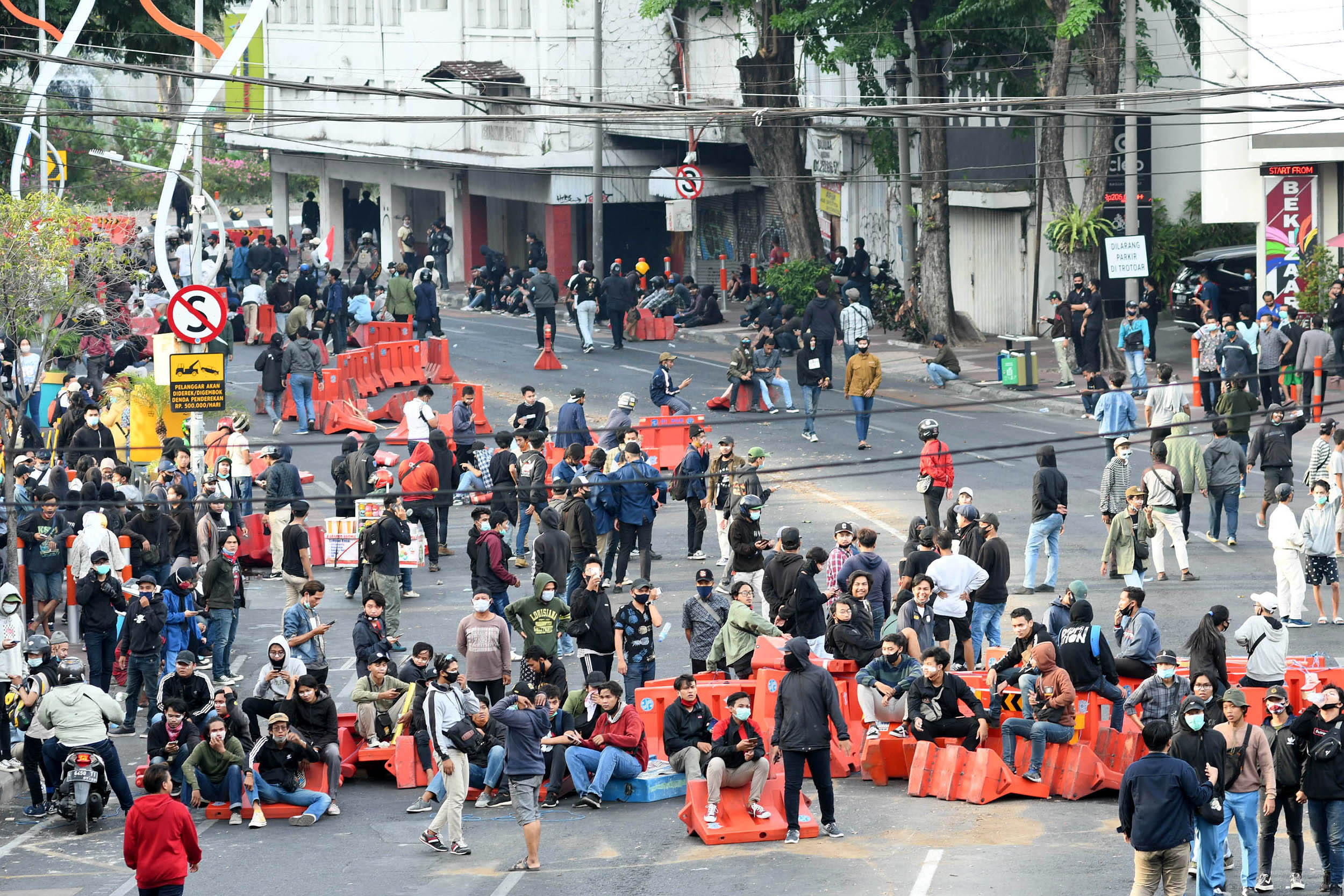 aksi-tolak-uu-cipta-kerja-di-surabaya-berujung-rusuh_20201009_115921.jpg