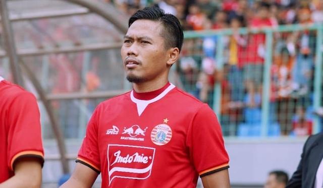 aksi-tony-sucipto-saat-memperkuat-persija-jakarta.jpg