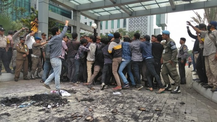Bakar Keranda dan Saling Dorong Warnai Aksi Unjuk Rasa Puluhan Mahasiswa di Pemkot Tangsel