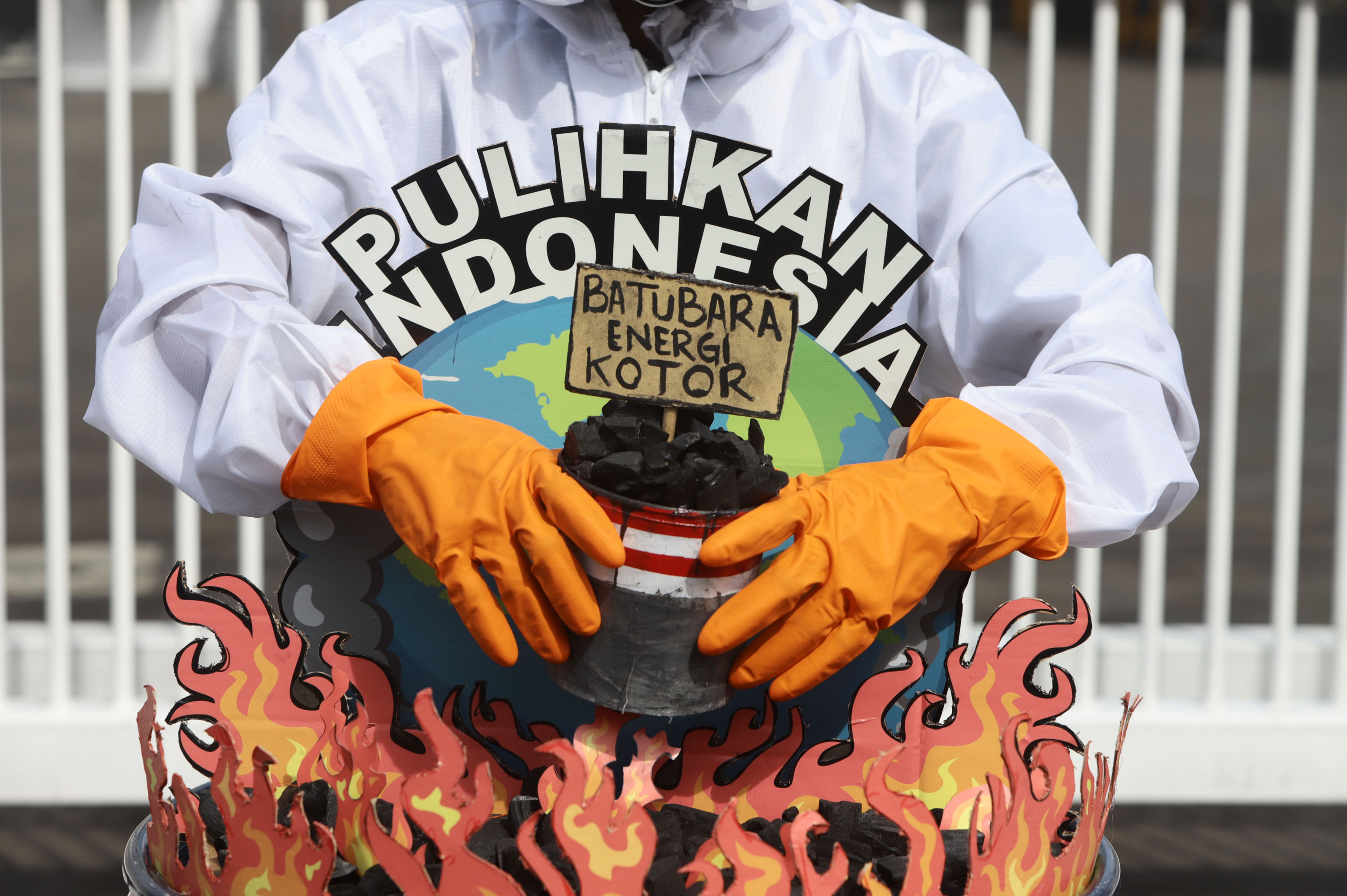aksi-walhi-tolak-pembangunan-pltu-batubara-jawa-9-10_20201211_183051.jpg