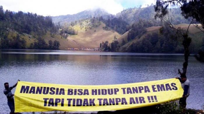 aktivis-lingkungan-banyuwangi-tolak-tambang-gunung-tumpang-pitu_20151126_174634.jpg