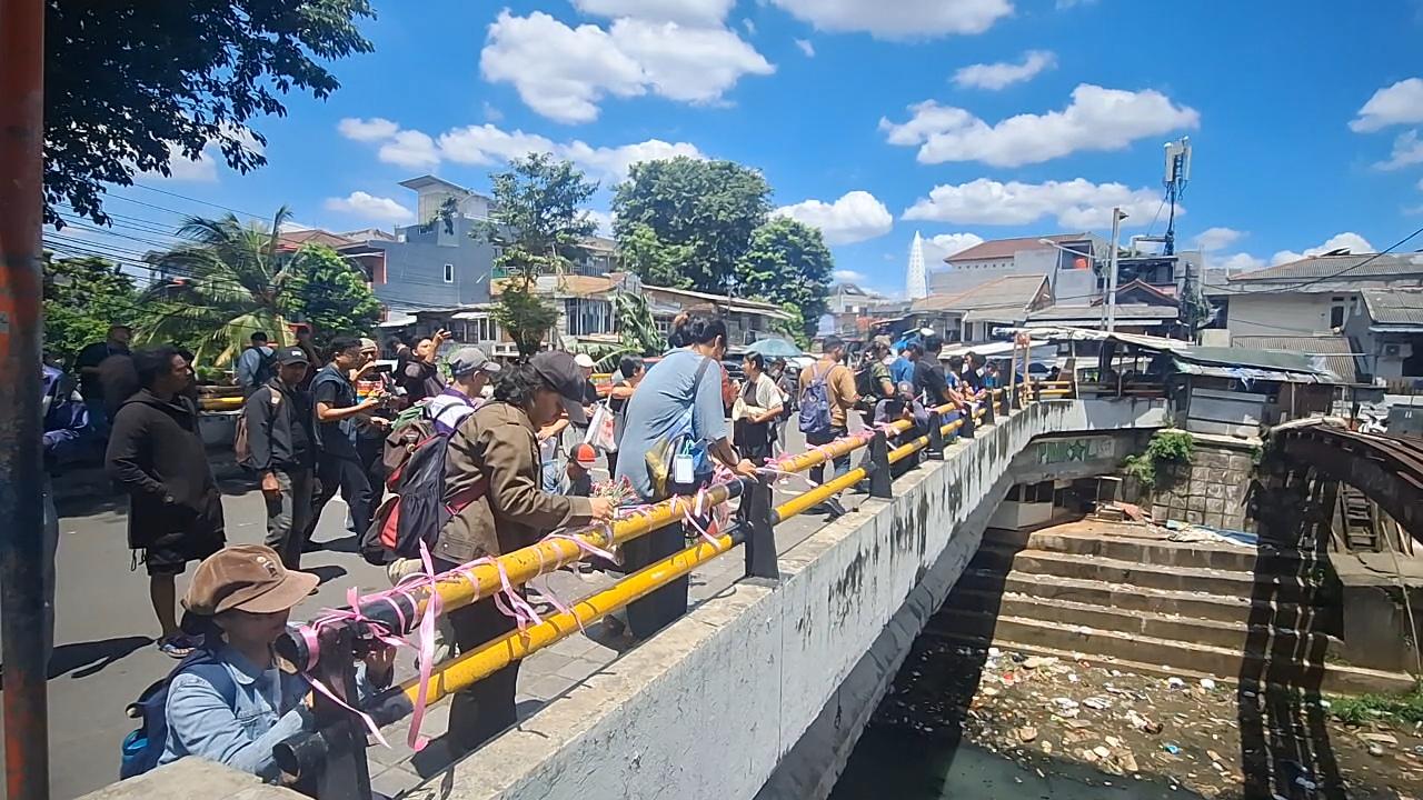 Pita Pink Hiasi Jembatan Talang, Solidaritas Kasus Air Keras Andrie Yunus