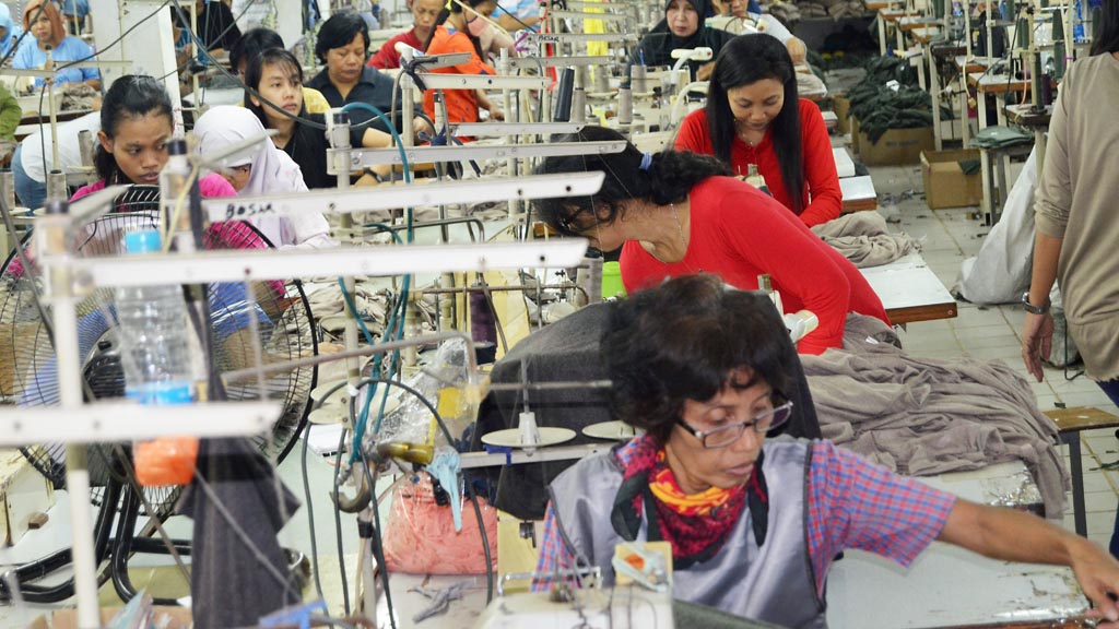 aktivitas-pekerja-di-industri-tekstil-di-pusat-industri-kecil-di-penggilingan-jakarta-timur_20160830_075027.jpg