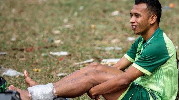 alami-cedera-engkel-kiri-saat-lawan-psis-irfan-jaya-sempat-menangis-saat-ditandu-ke-luar-lapangan.jpg