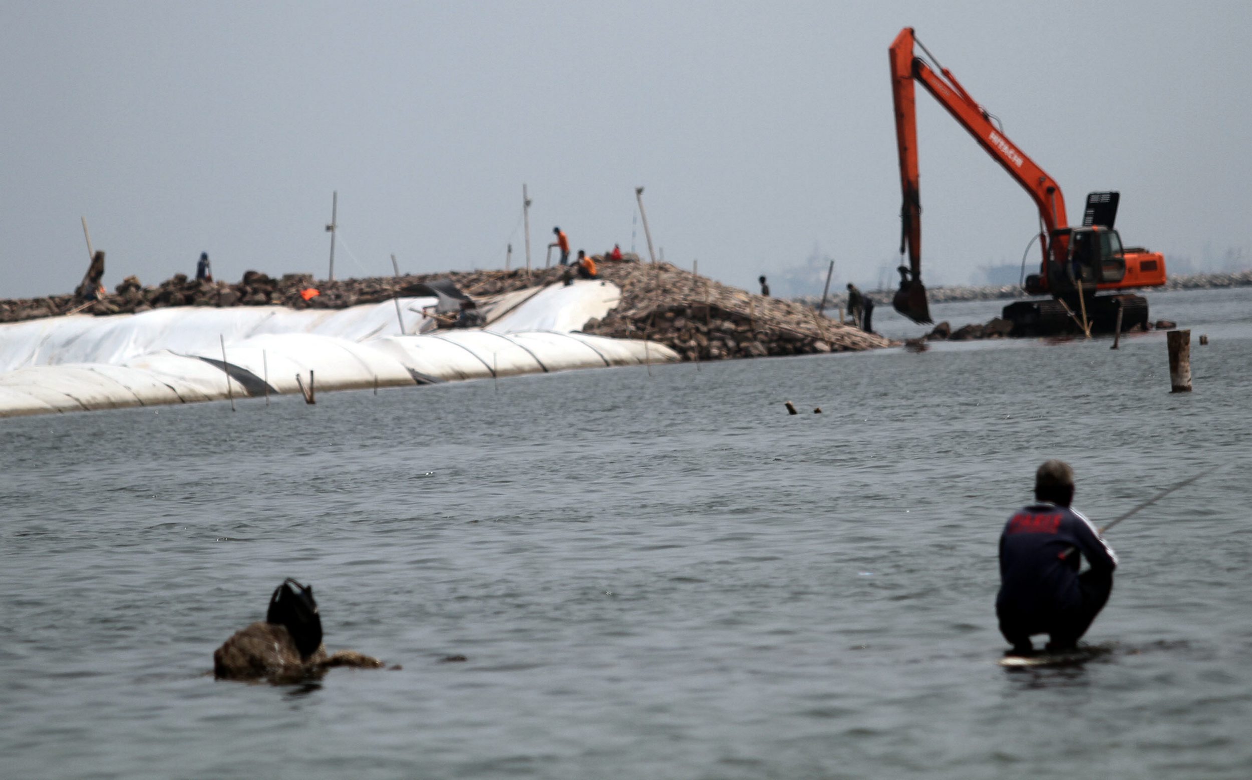 alat-berat-sedang-mengerjakan-reklamasi-pantai-ancol_20151113_160331.jpg