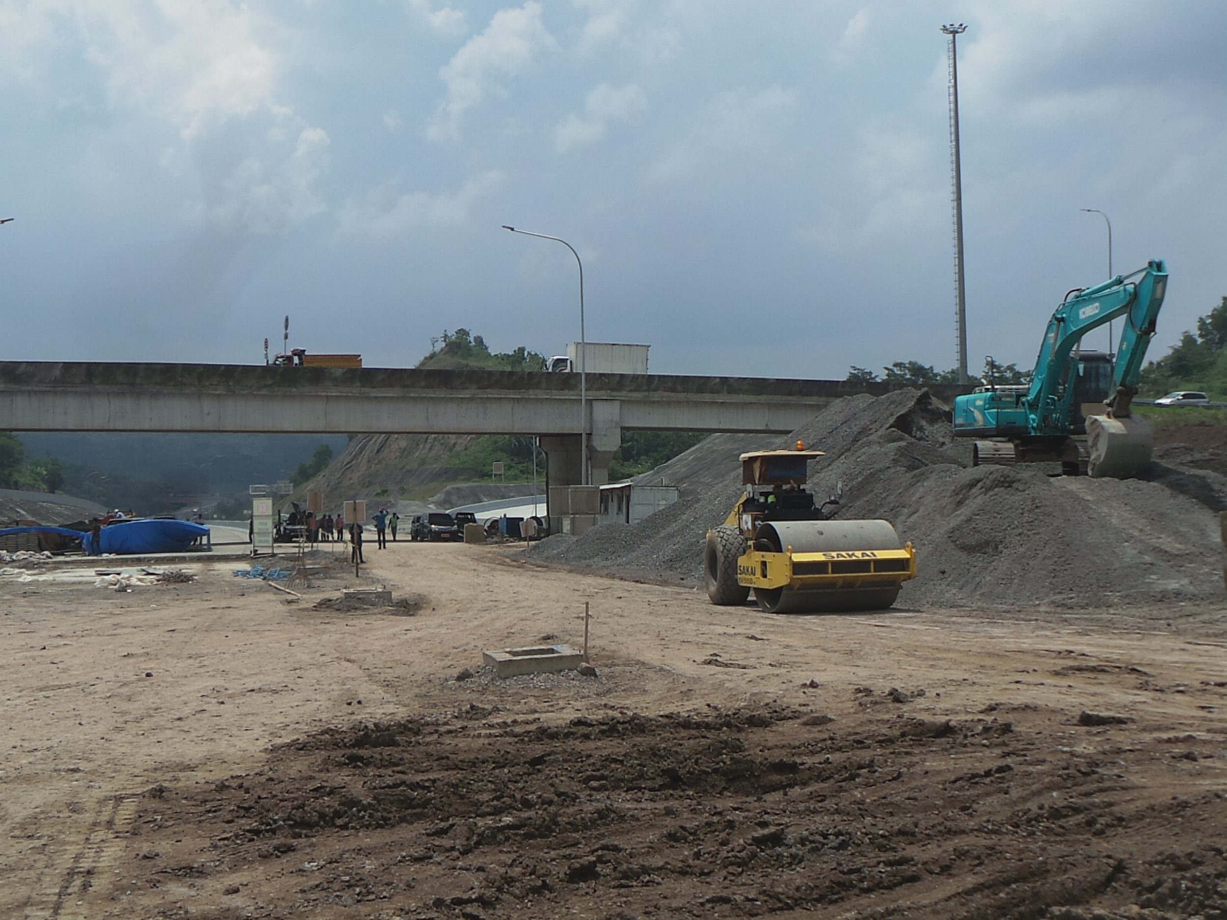 alat-berat-selesaikan-pembangunan-tol-bawen-salatiga_20170331_110727.jpg