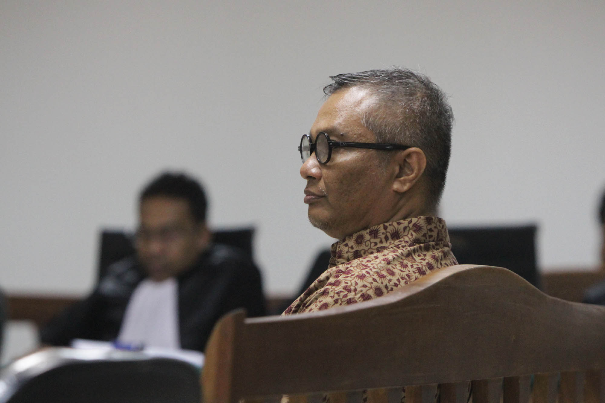 alex-usman-jalani-sidang-korupsi-ups_20151030_021823.jpg