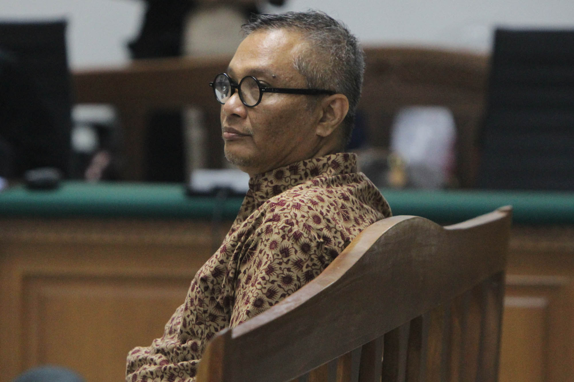 alex-usman-jalani-sidang-korupsi-ups_20151030_022006.jpg