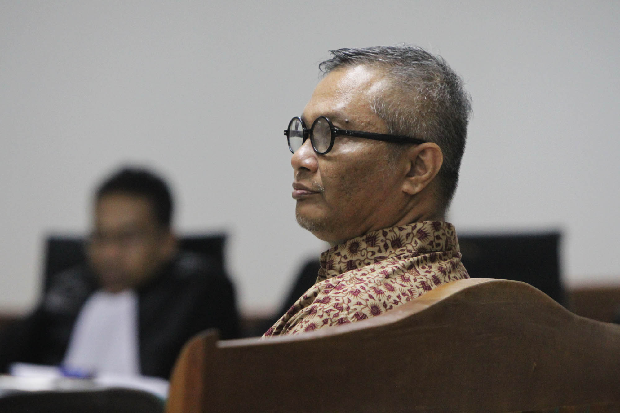 alex-usman-jalani-sidang-korupsi-ups_20151030_022114.jpg