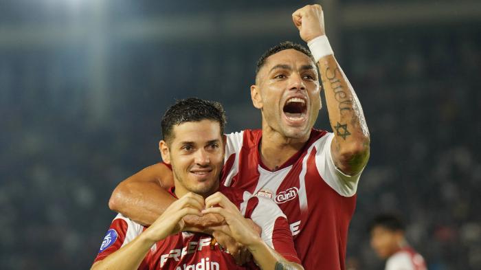alexis-messidoro-kiri-setelah-mencetak-gol-timnya-dalam-pertandingan-persis-solo.jpg