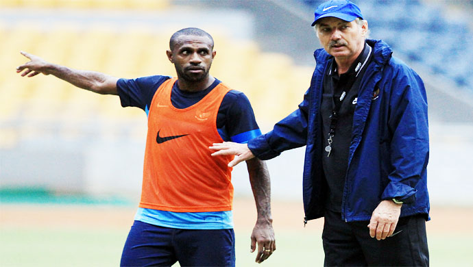 alfred-riedl-dan-boaz-solossa_20141113_230212.jpg