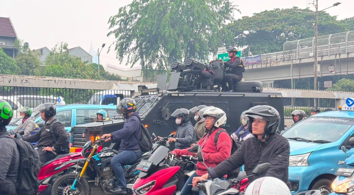 Momen Iring-iringan Patroli Polisi Melintasi Aksi Mahasiswa di DPR, Disambut Sorakan Massa