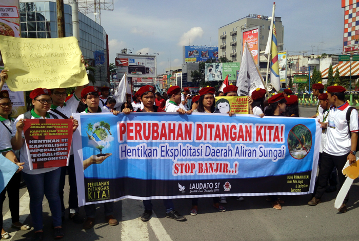 aliansi-bumi-rumah-kita-saat-menggelar-aksi-damai_20151205_105413.jpg