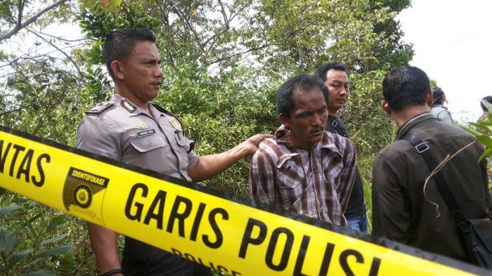 aliong-kemeja-kotak-kotak-tersangka-pembunuh-ibu-dan-anak_20170103_143359.jpg