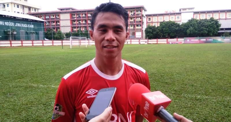 alsan-sanda-saat-diwawancarai-setelah-menjalani-latihan-di-stadion-ptik.jpg