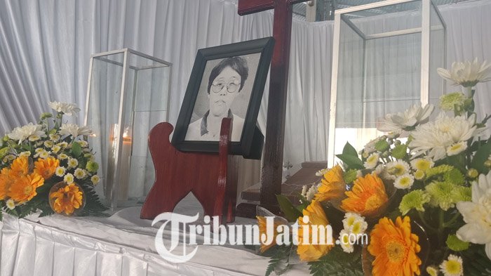 altar-almarhum-go-derbin-ariesta-di-rumah-duka-adi-jasa-su_20180514_161203.jpg