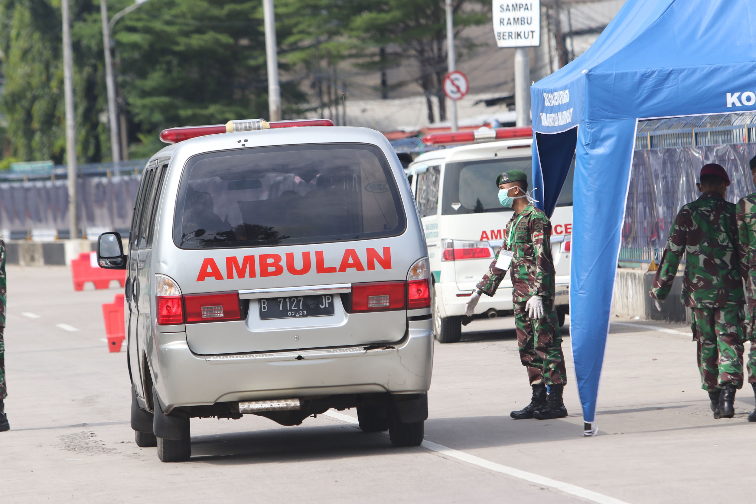 ambulance-hilir-mudik-di-rumah-sakit-darurat-wisma-atlet_20200326_151259.jpg