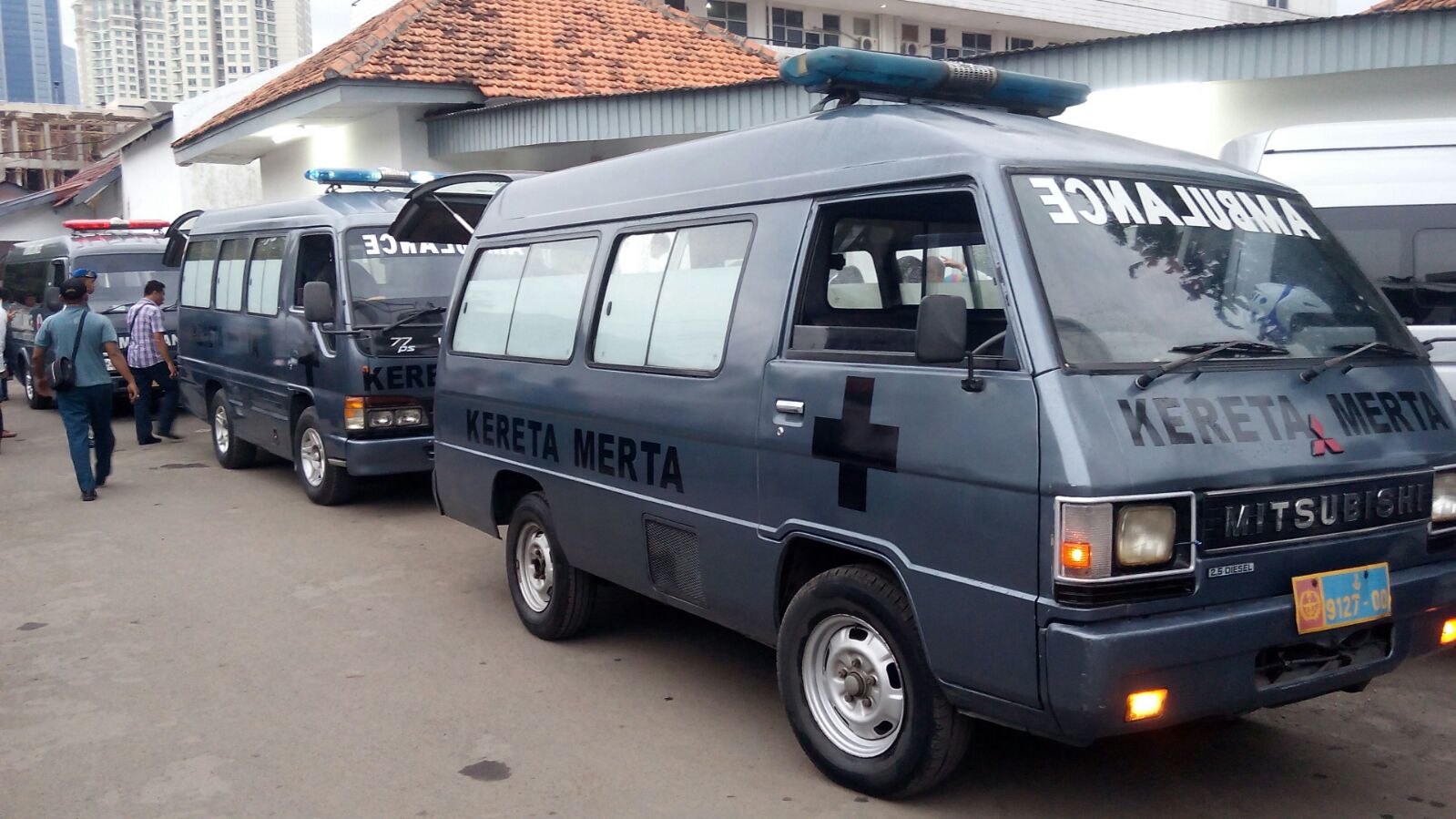 ambulance-mengangkut-korban-ledakan-di-rsal-mintohardjo_20160314_181948.jpg