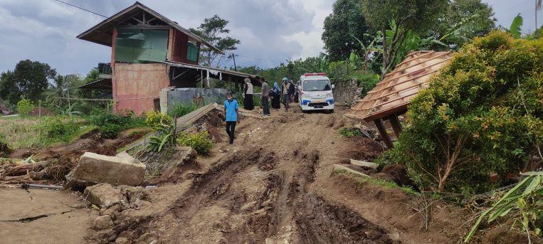 ambulans-bawa-logistik-gempa-cianjur-2.jpg