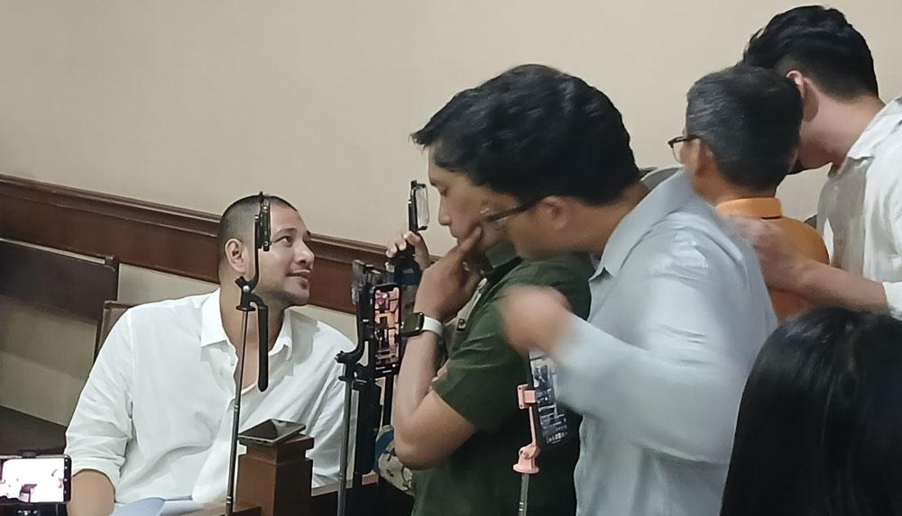 Ammar Zoni Ditegur Hakim karena Mengobrol dengan Adik Saat Sidang