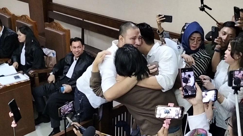 Tangis Ammar Zoni Pecah, Akhirnya Bertemu Aditya Zoni dan Kamelia di Pengadilan