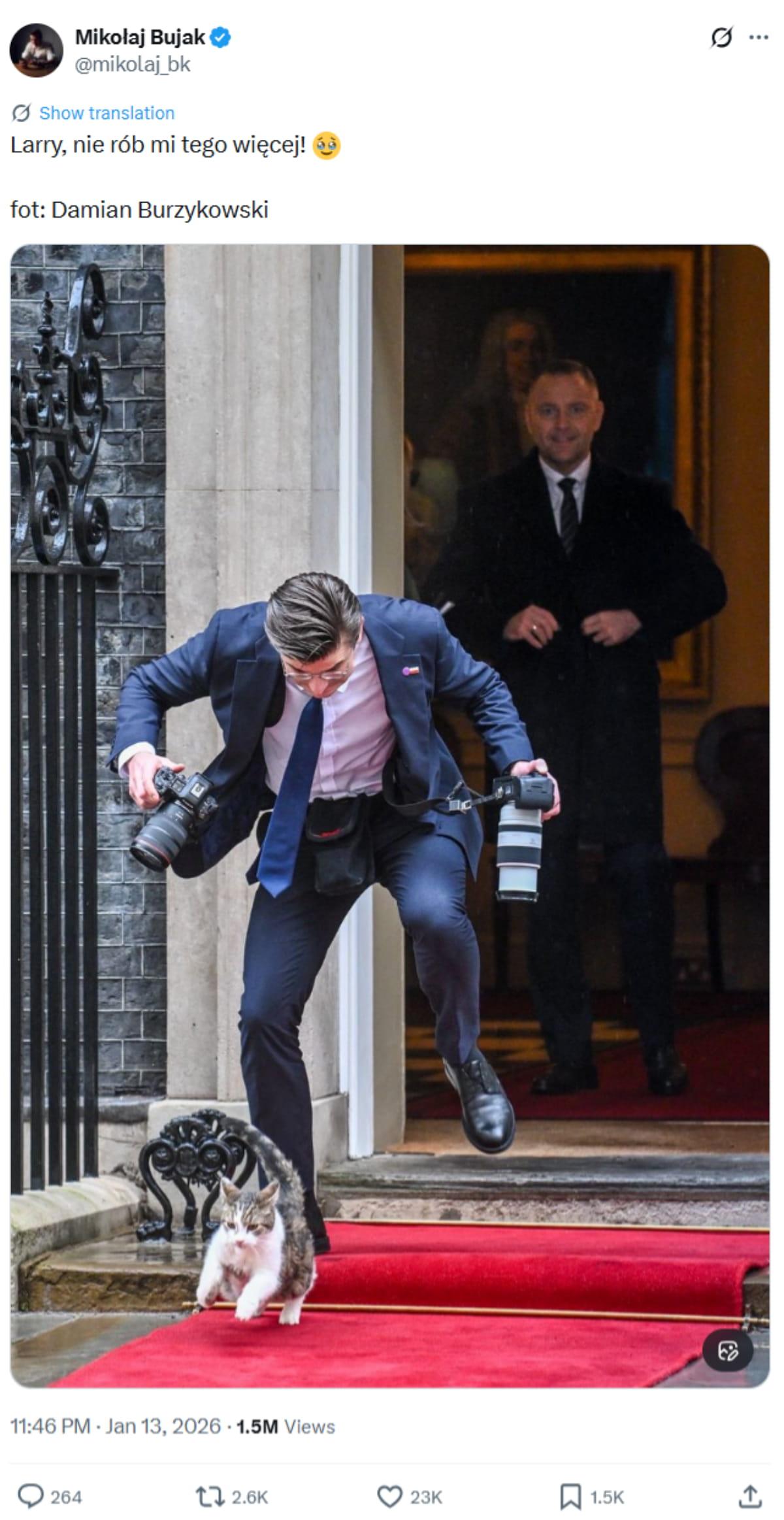 LARRY SI KUCING - Tangkap layar X memperlihatkan Larry menjegal seorang fotografer yang baru keluar dari Nomor 10 Downing Street, Selasa (13/1/2026).