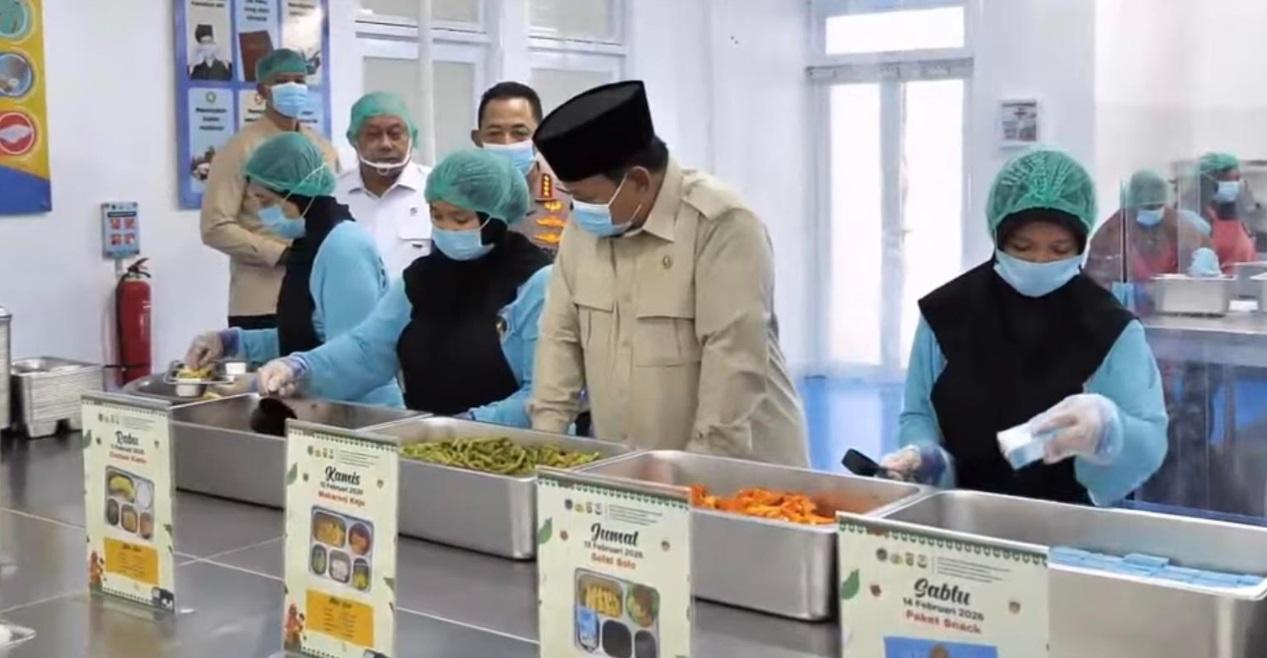 Saat Prabowo Cek Dapur SPPG Polri