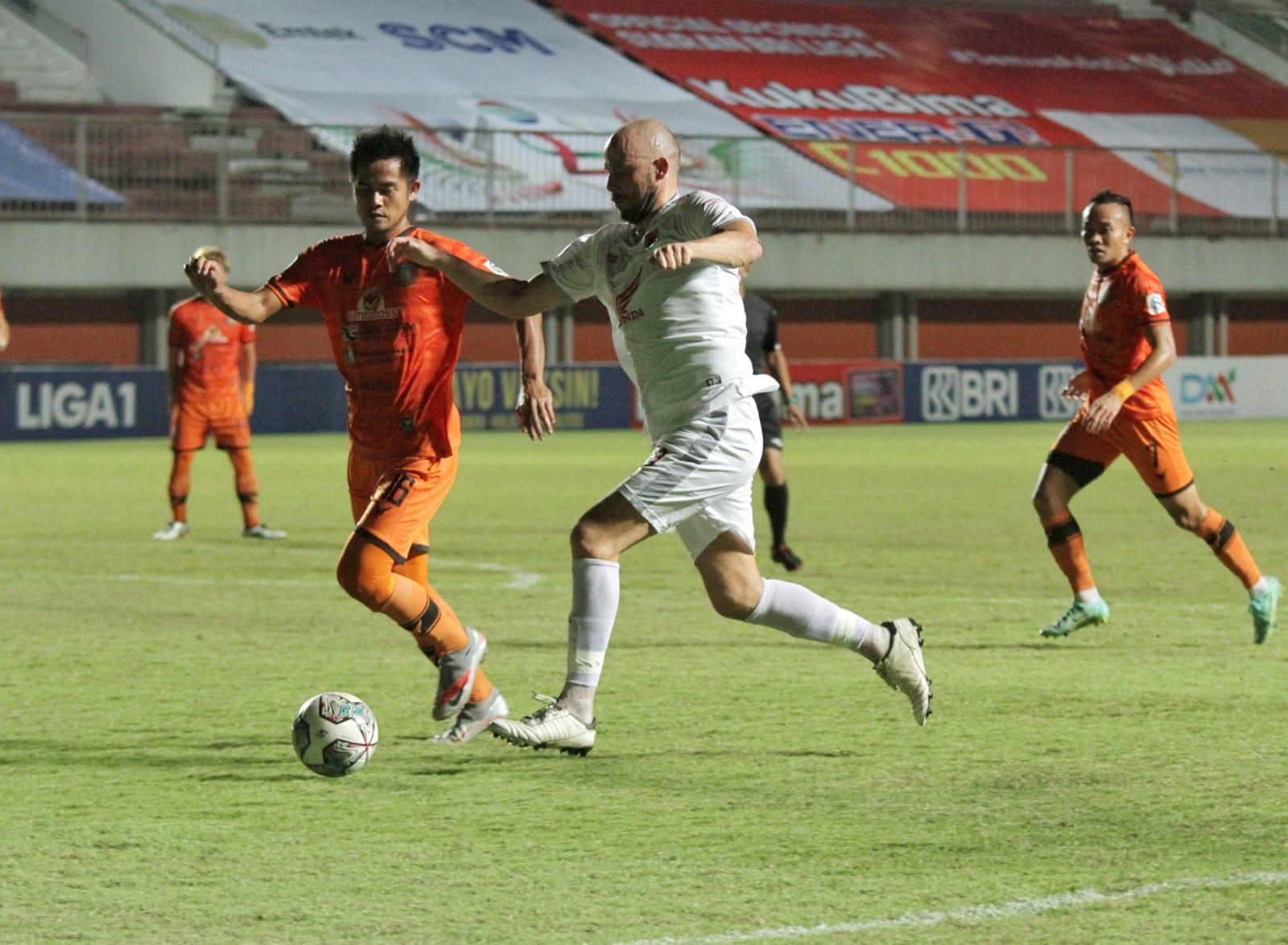 Penyerang PSM Makassar, Anco Jansen menggiring bola dan diadang bek Persiraja Banda Aceh, Muhammad Roby pada lanjutan pekan 17 BRI Liga 1 2021-2022 di Stadion Maguwoharjo, Sleman, Senin (13/12/2021) malam.