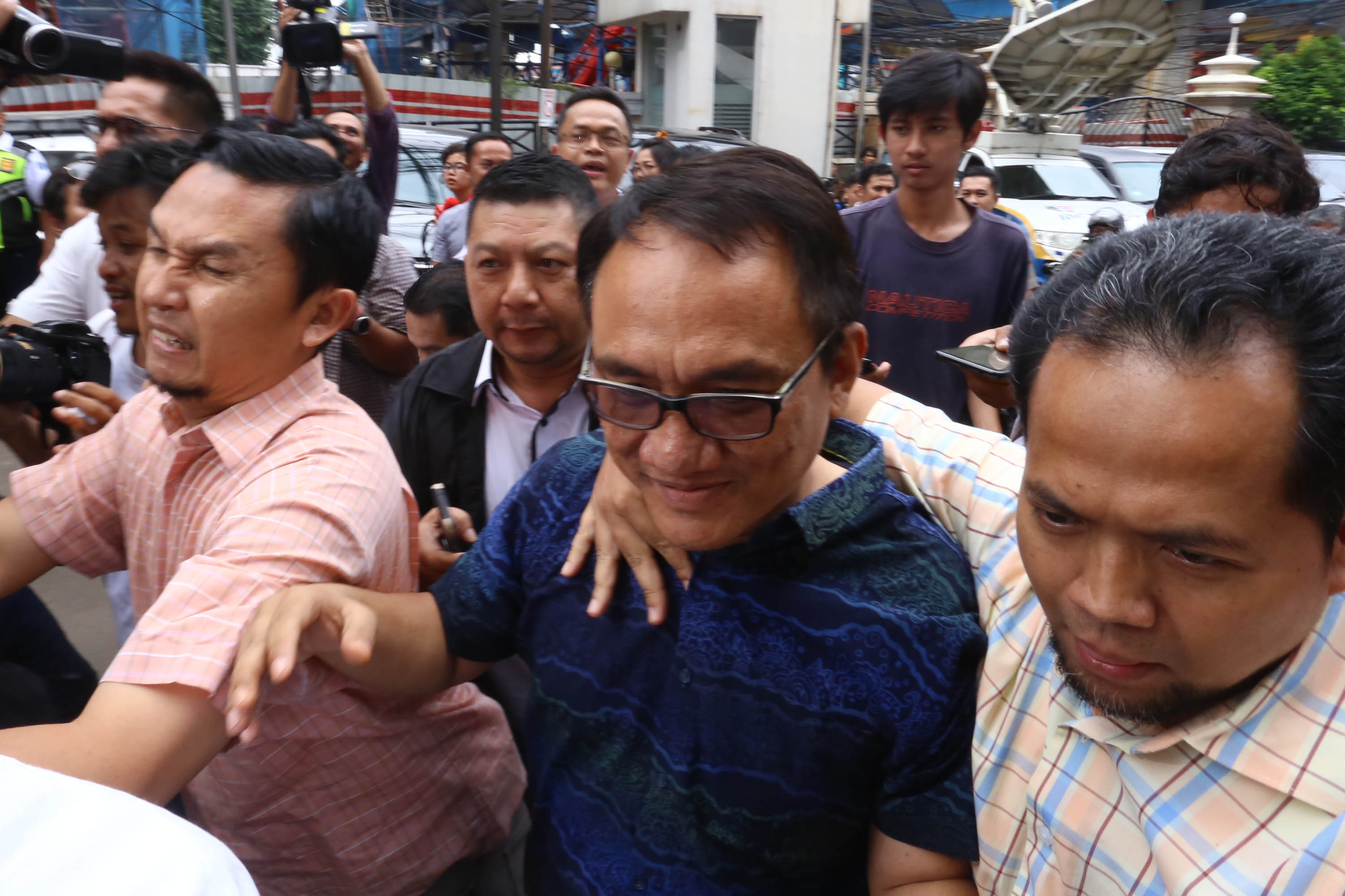 andi-arief-diserahkan-ke-bnn_20190306_204612.jpg