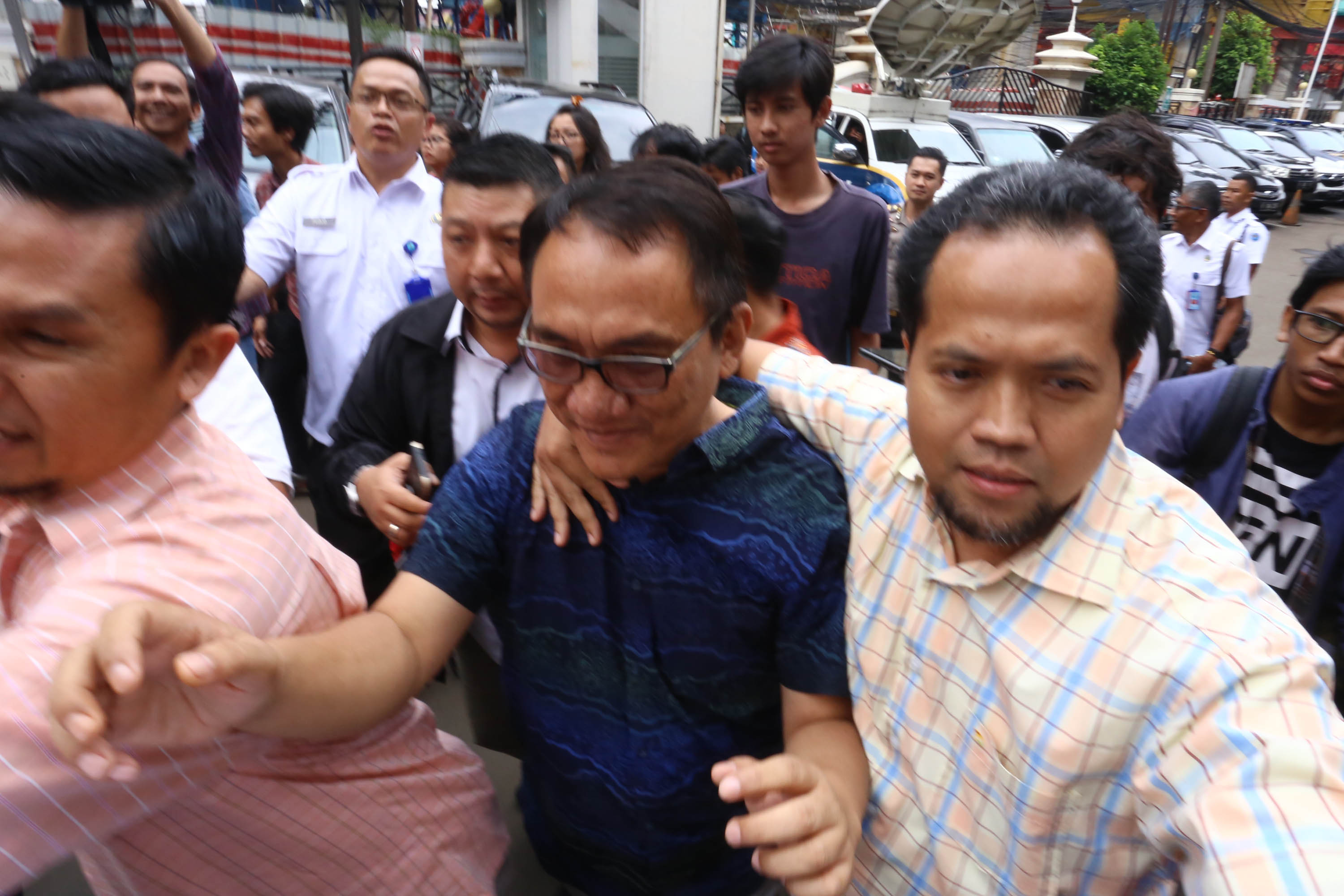 andi-arief-diserahkan-ke-bnn_20190306_204632.jpg