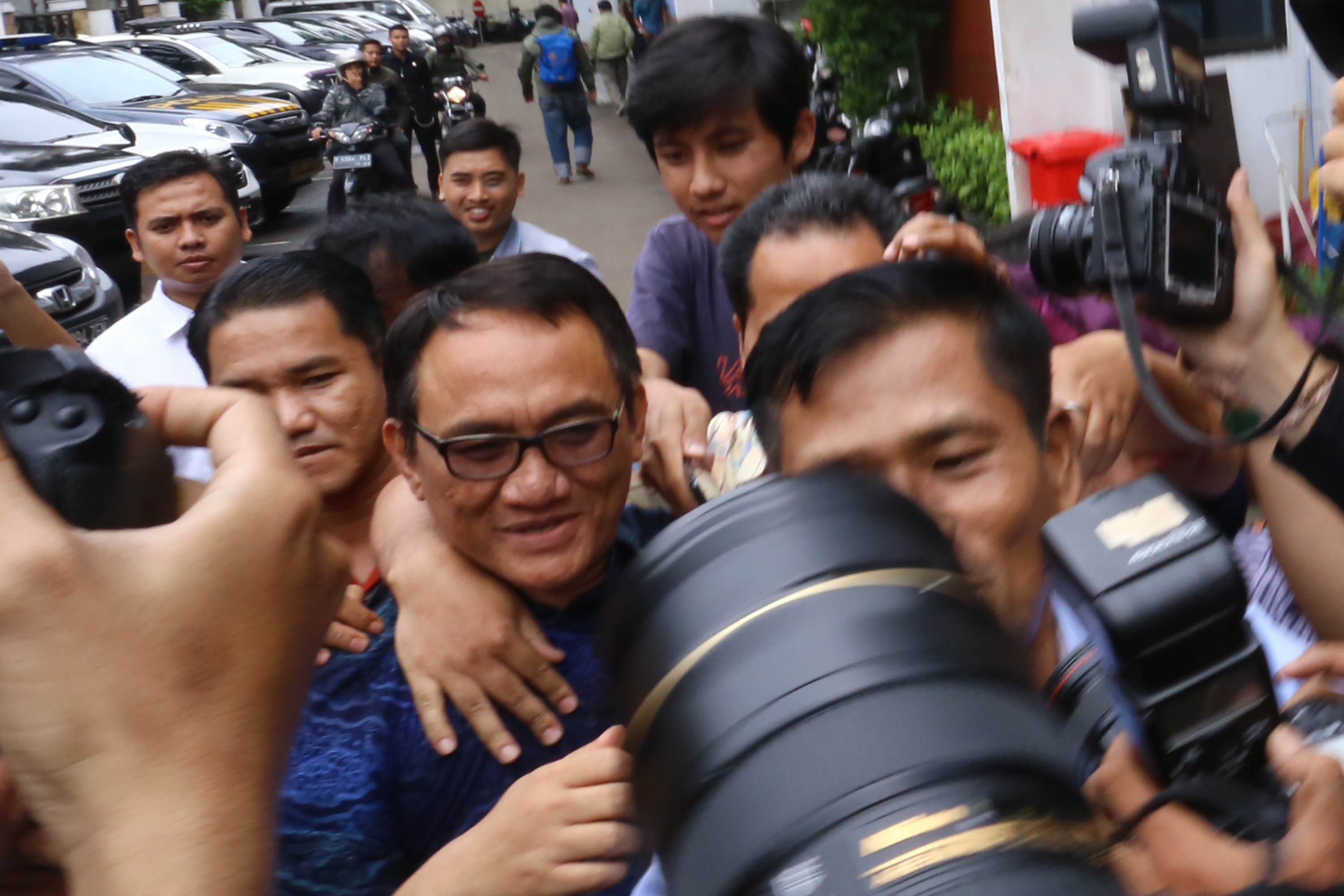 andi-arief-diserahkan-ke-bnn_20190306_204654.jpg